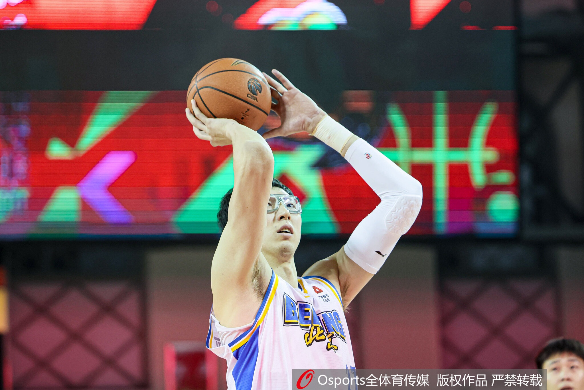 开云真人娱乐官网-填满数据栏！周琦半场3中2拿到5分6板1助1断1帽 3前场板